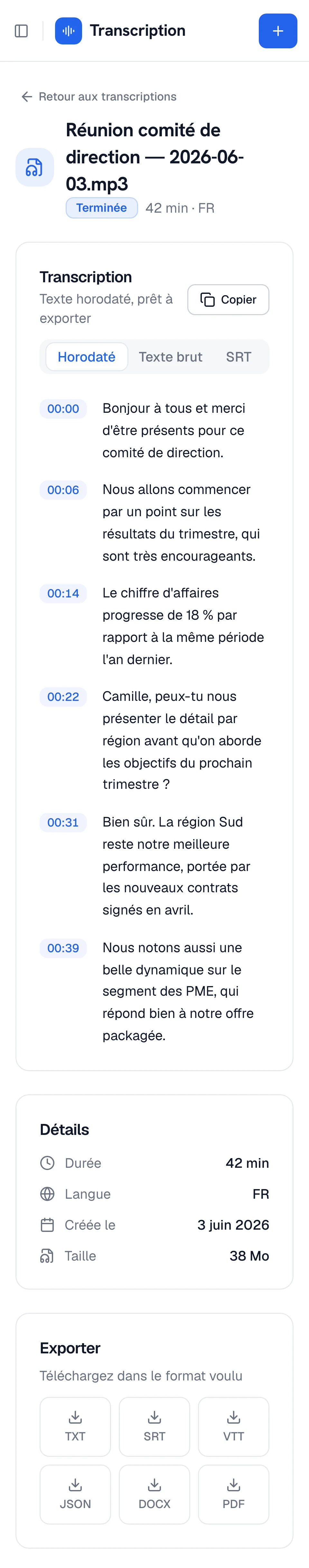 Éditeur de Transcriptor sur téléphone : la réunion transcrite ligne par ligne avec ses horodatages, puis les détails du fichier et six formats d’export.