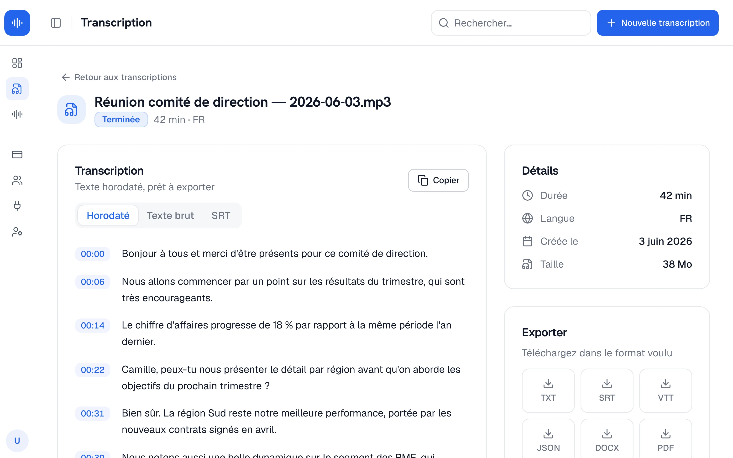 Éditeur de Transcriptor, barre latérale repliée : la réunion transcrite ligne par ligne avec ses horodatages, le bouton Copier, les onglets Horodaté, Texte brut et SRT, les détails du fichier (42 min, FR, 3 juin 2026, 38 Mo) et les formats d’export.